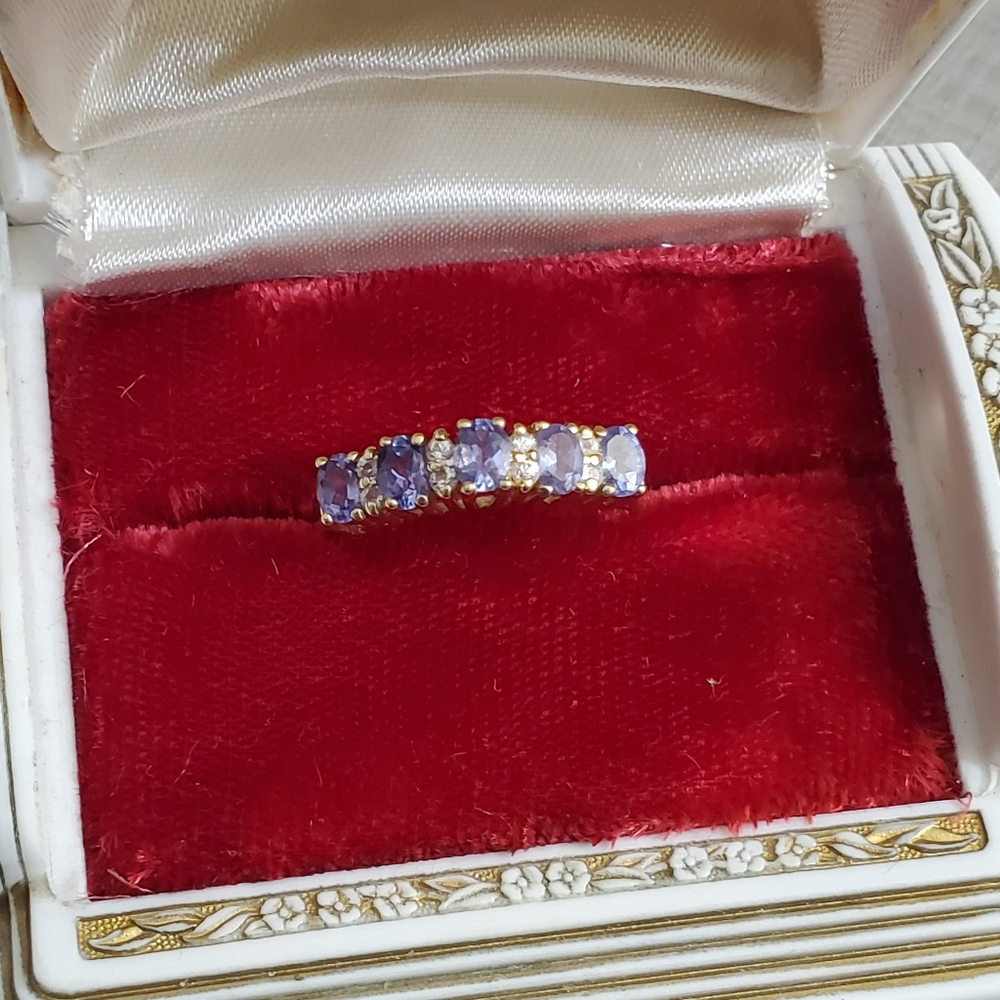 14k tanzanite and diamond band size 8. Stamped 14k. The side profile of this rin